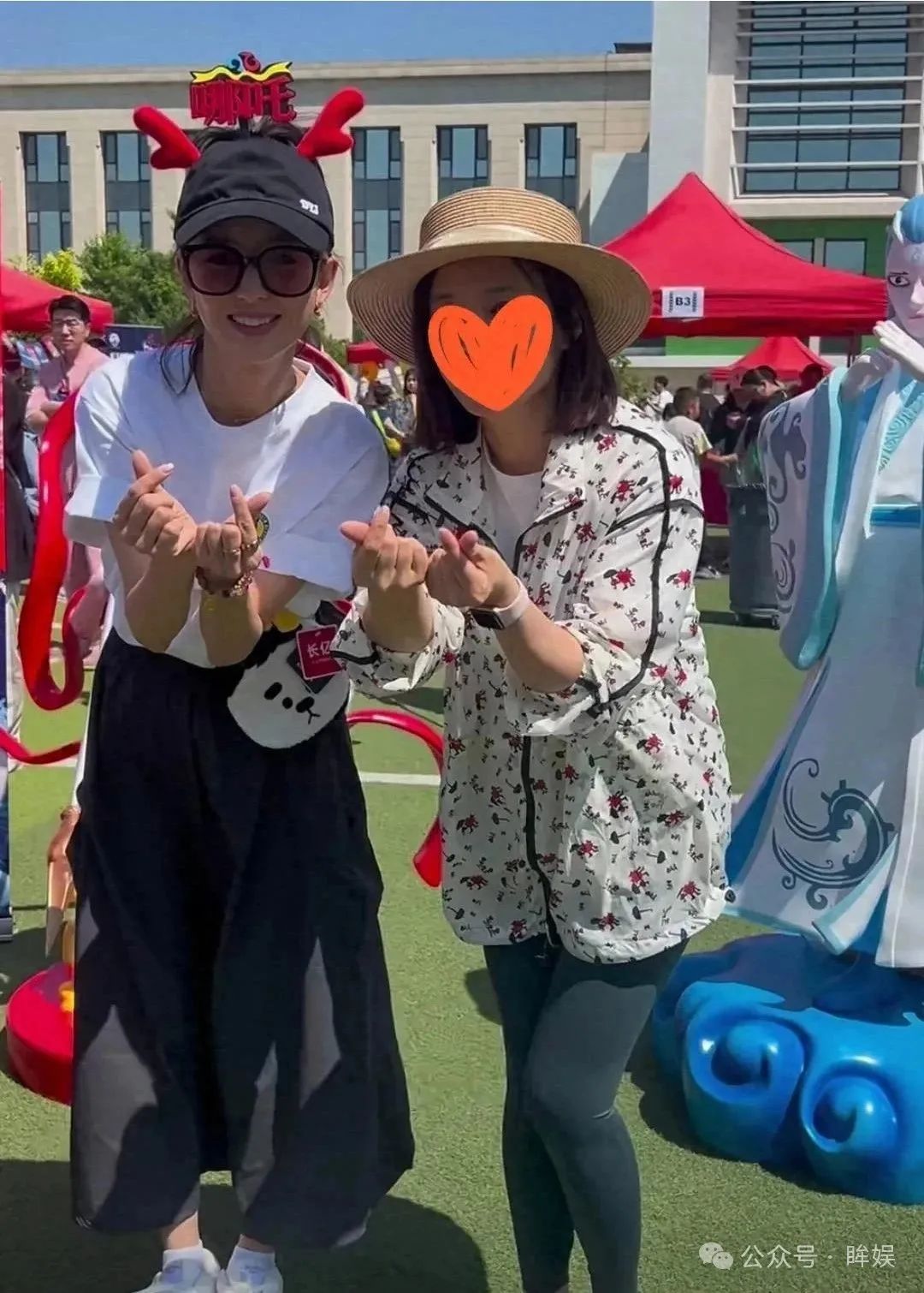 41岁佟丽娅参加儿子学校义卖会，穿白T黑裙嫩得像少女，身形清瘦气质很绝