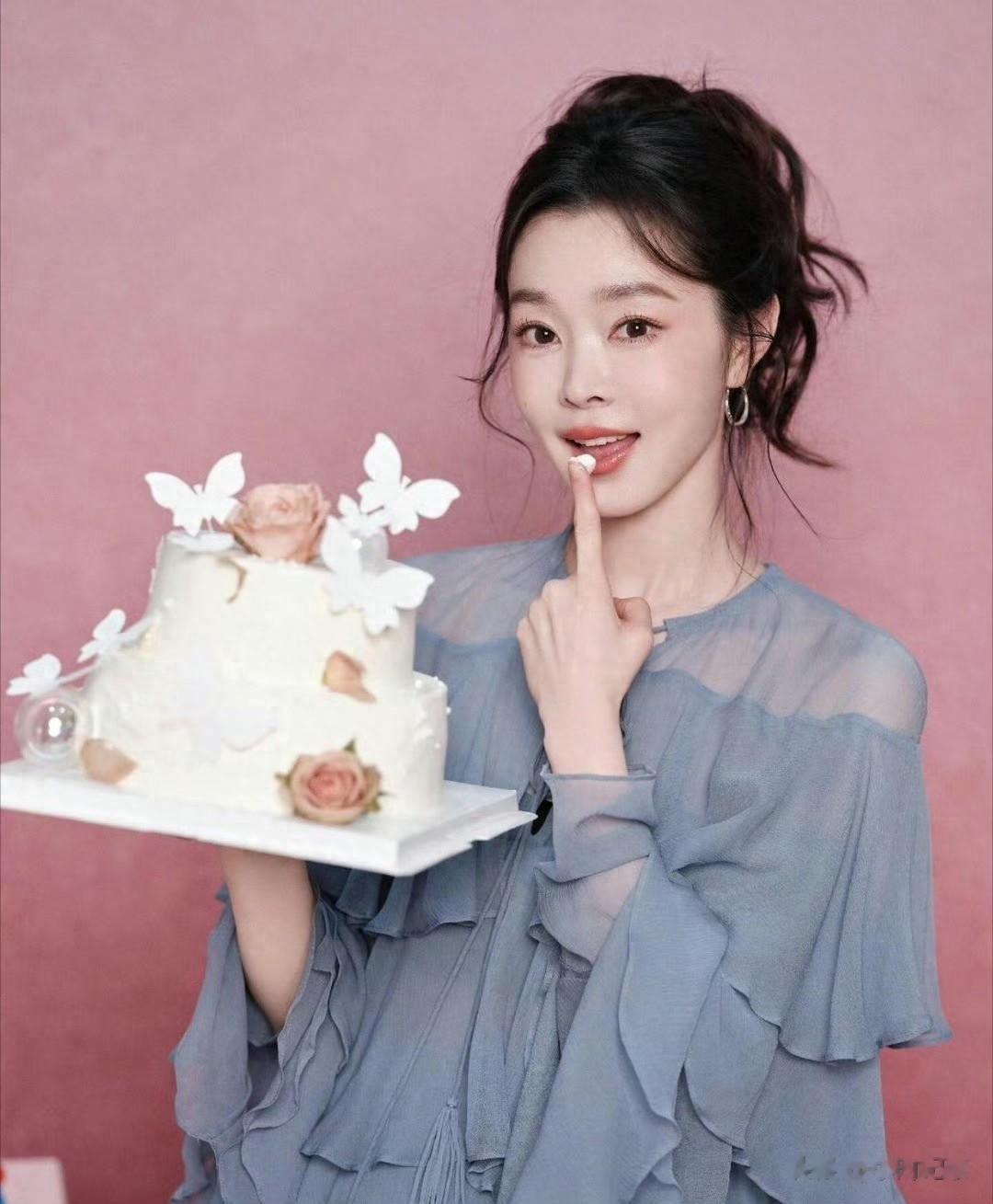 宋轶｜晒36岁庆生照，明艳动人，可盐可甜超带感，大长腿亮的晃眼 ?