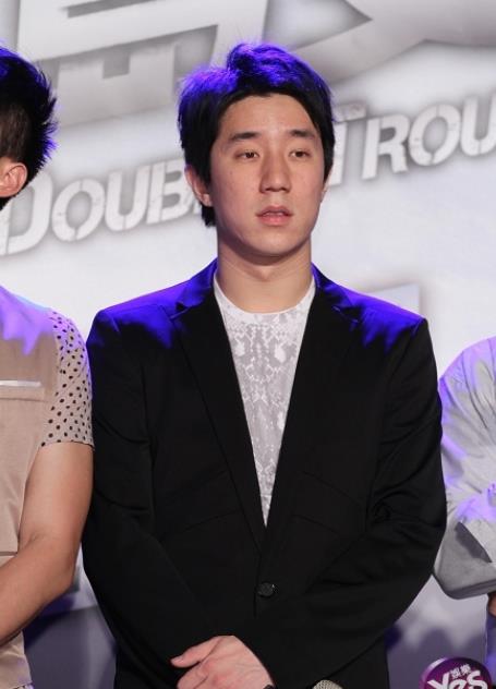 42岁房祖名终于开窍了，这才是富二代的活法，成龙的牺牲全白费了