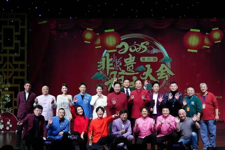 冯巩有多荒唐？姜昆反三俗19年，冯巩带队巡演，阵容净是失德艺人