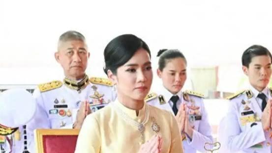 73岁泰王新宠：长相甜美初恋脸，水嫩白皙身材好，苏提达比不了