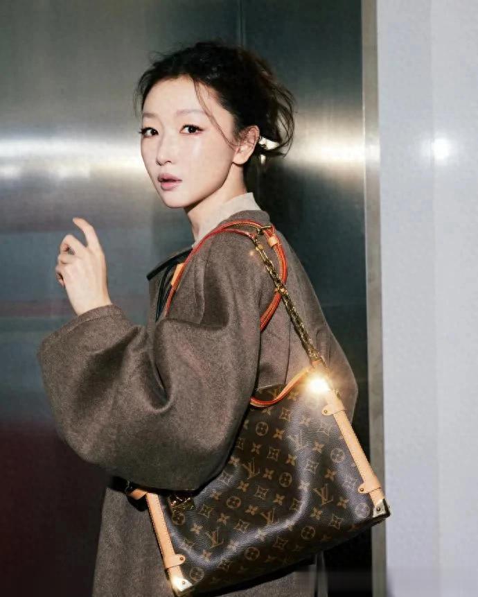 周冬雨增肥后气质大变！穿大衣+针织衫+牛仔裤，高级又洋气！