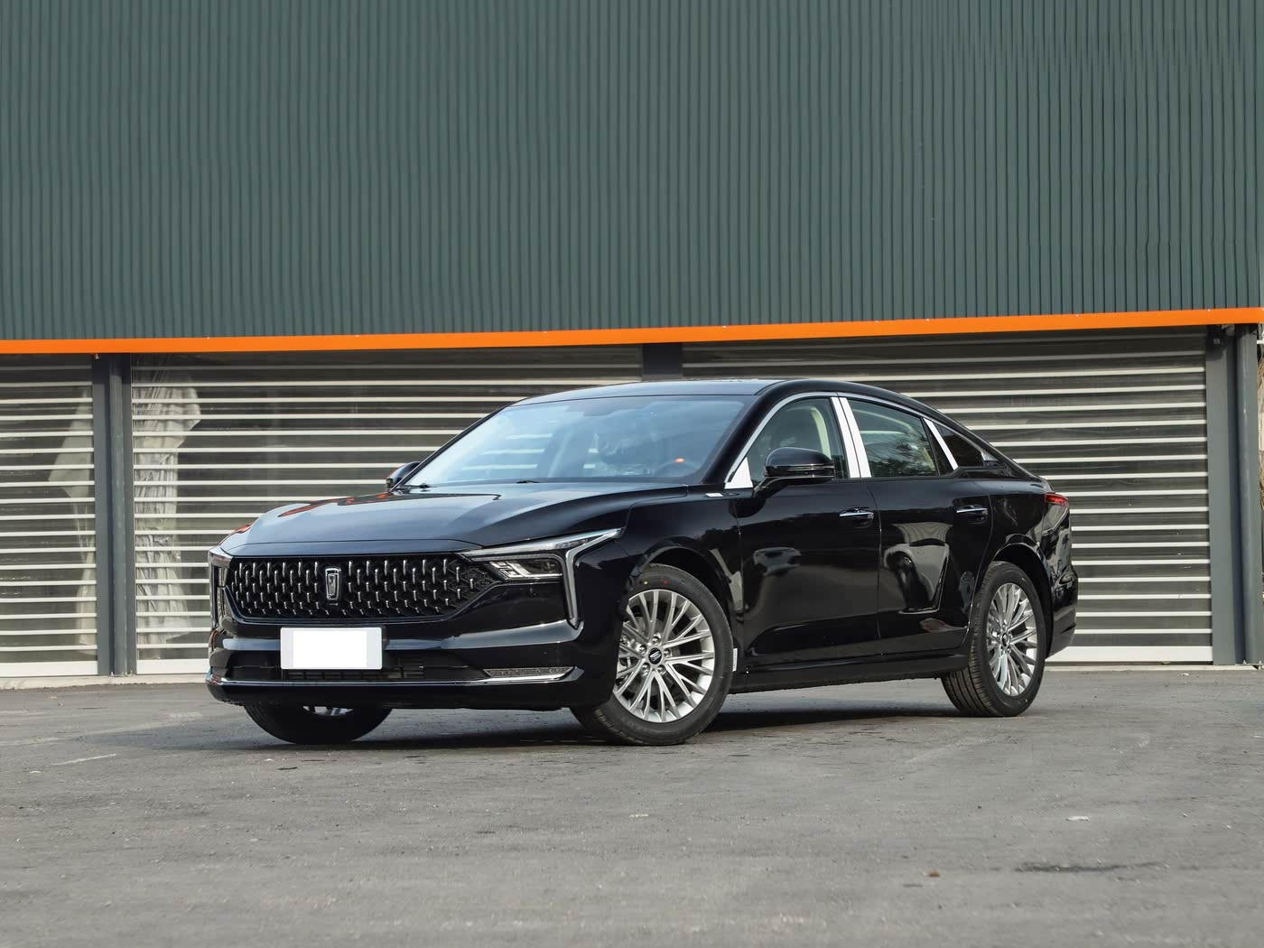 国产版“帕萨特”售价12.38万起!掀背造型配熏黑外观,搭载1.5T