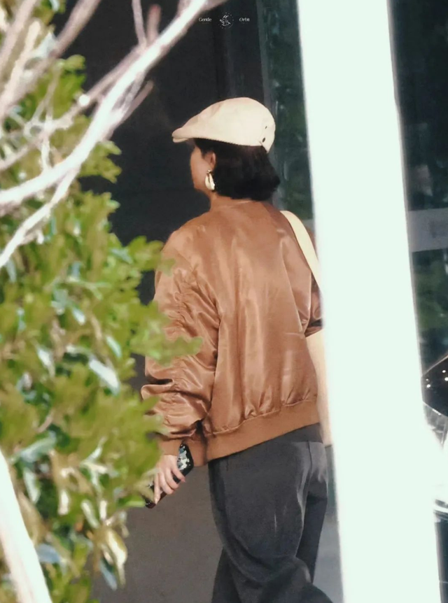 37岁赵丽颖机场被偶遇，穿皮质夹克配阔腿裤，背影干练利落！