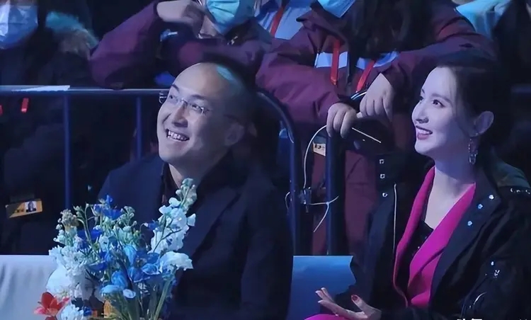 44岁张萌商场主动亲吻50岁老公，情到深处难自控啊，路人表情亮了