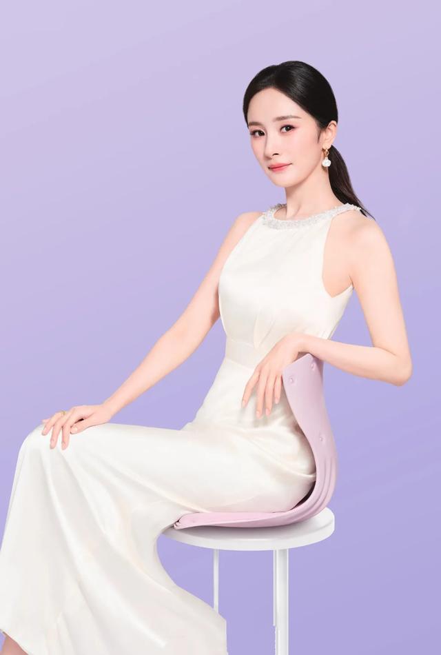 优雅迷人大幂幂，闪耀的礼服与精致的妆容，完美诠释了夜晚的华丽