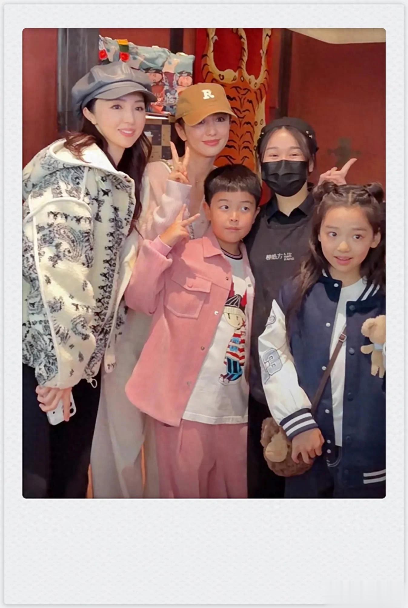 董璇佟丽娅带孩子逛商场被偶遇,董璇打扮时髦,小腹凸起孕味十足