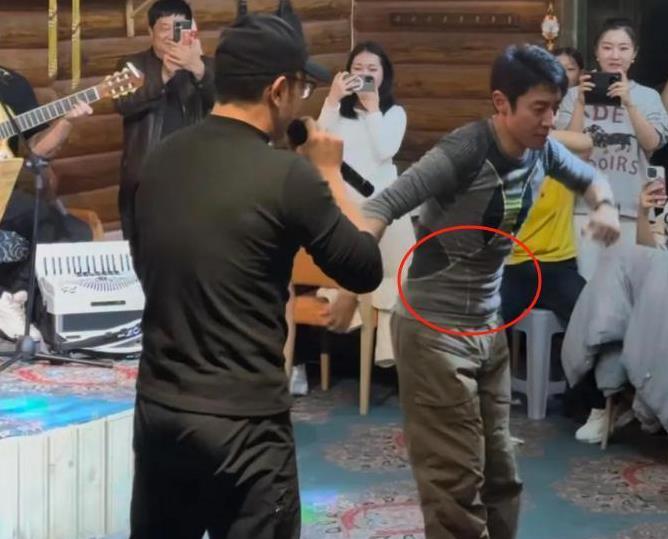 央视主播聚会被拍,小尼当众剔牙,王冰冰微微眯眼