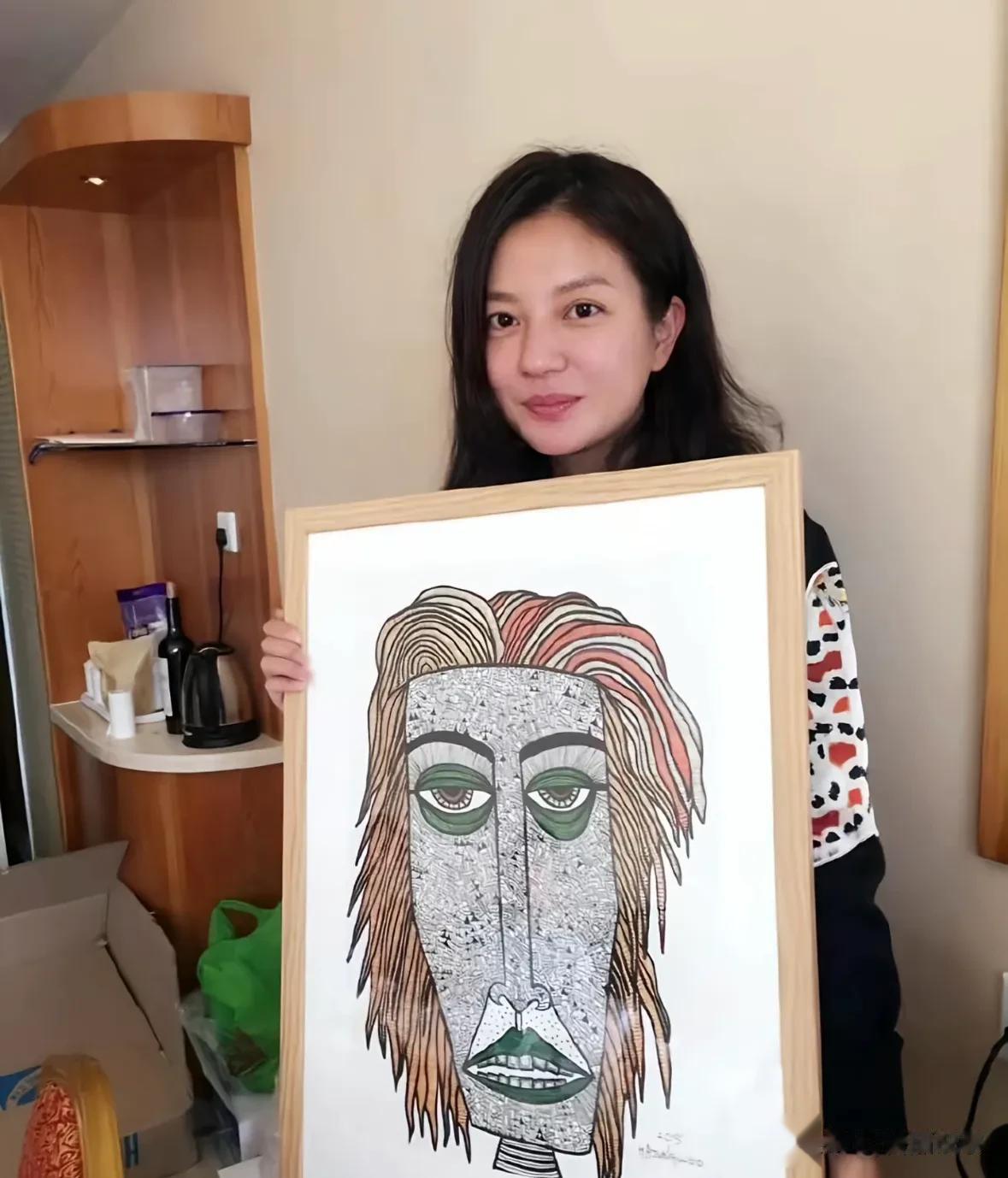 赵薇最新露面回安徽老家，穿深色棉衣低调赶路，打扮普通无人识