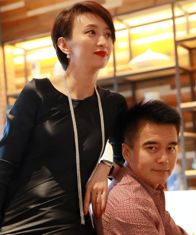 “铁打的许亚军流水的妻”！四婚三离房子越换越大，老婆越换越小