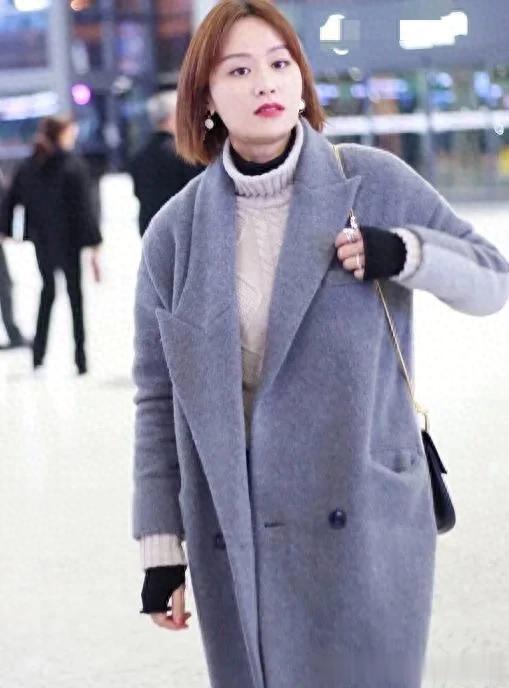 叶一茜剪波波头像换了个人！穿大衣+高领毛衣+阔腿裤，高级又洋气