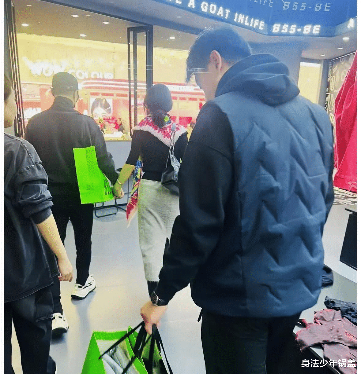 汪峰牵手女友新疆逛街,森林北穿紧身连衣裙显好身材,汪峰好福气