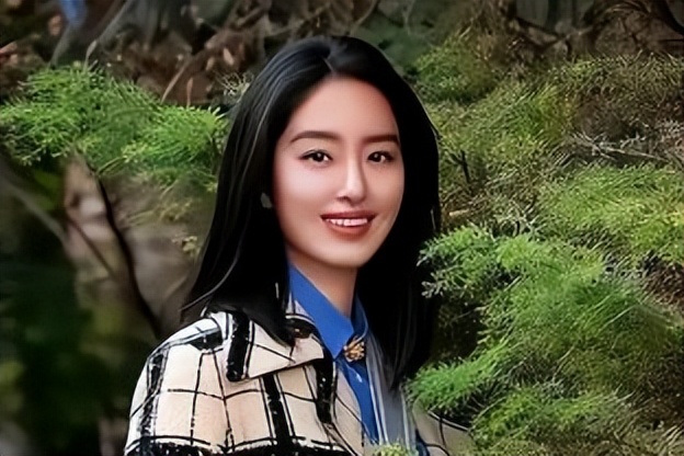 杨采钰被曝在日本低调待孕，黄外套撑起小腹弧度，这状态瞒不住了！