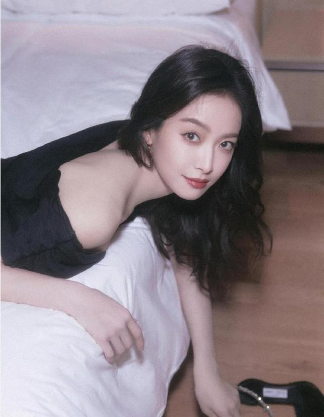 宋茜一袭露肩黑裙,玉足美腿,白皙迷人