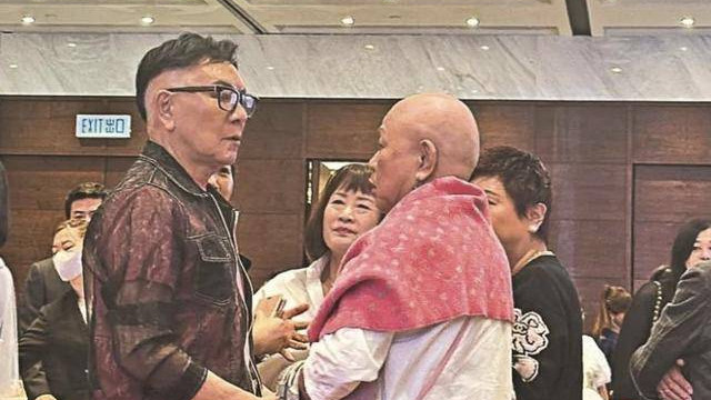 佘诗曼孝心满满，陪母现身宴会引关注