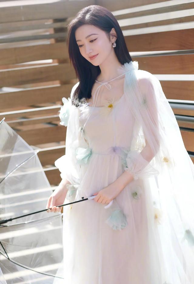 景甜身穿花朵纱裙，像从光里走出的仙女