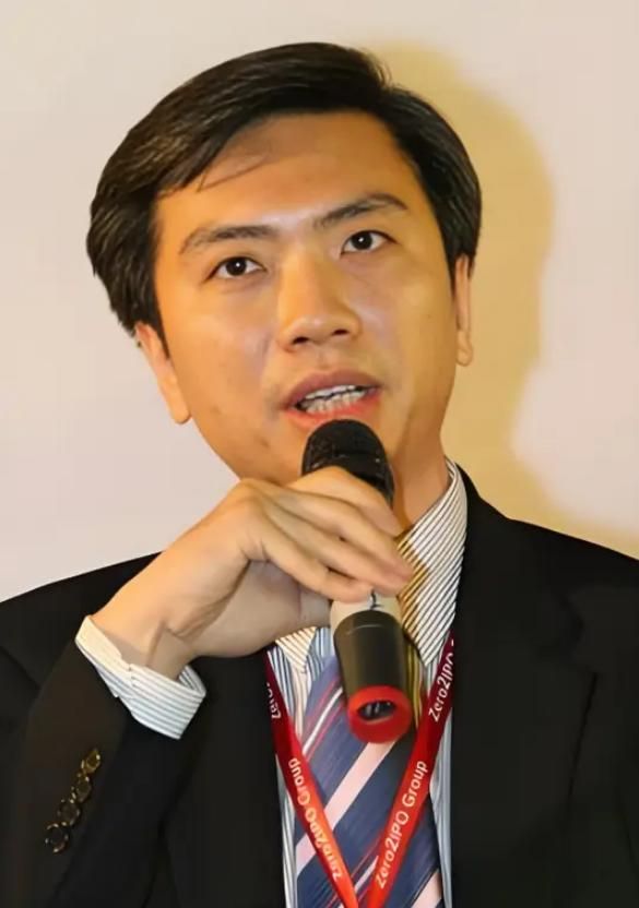 40岁李念带娃出行,小腹微微隆起疑似怀第四胎,丈夫身份不简单