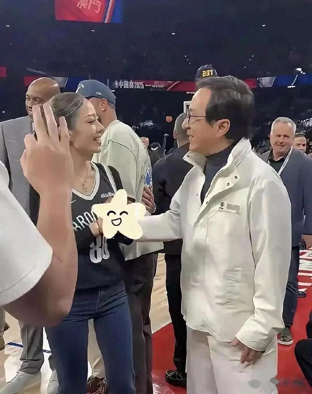 别说是成龙了，换作谁看到这颜值，都会笑得合不拢嘴吧！