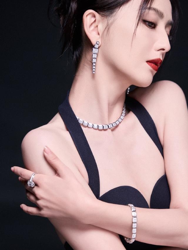 41岁佟丽娅穿挂脖裙亮相，颜值身材顶级，背部肌肉线条绝美了