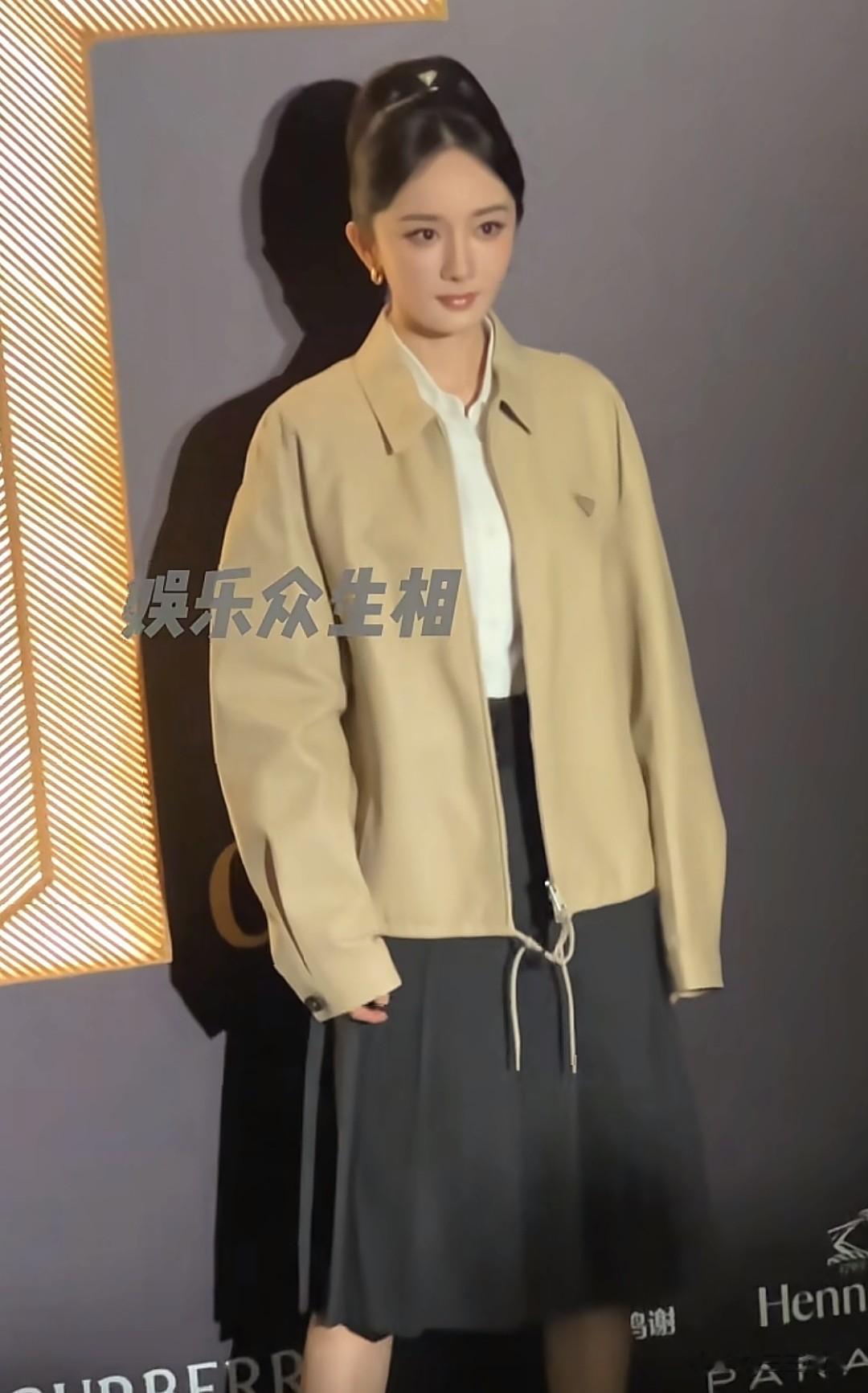 这晚，姚晨穿一身红装，杨幂腿好直，都败给了全裹出镜的董洁