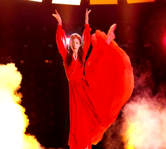 金晨怼脸拍鼻翼疤痕明显,妆浓到卡粉都遮不住,网友劝她收手