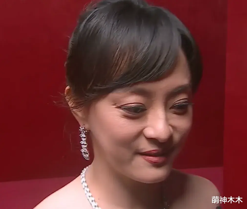 魔鬼镜头又来了!芭莎盛典怼脸拍太真实,杨幂干脆躲开不让拍正脸