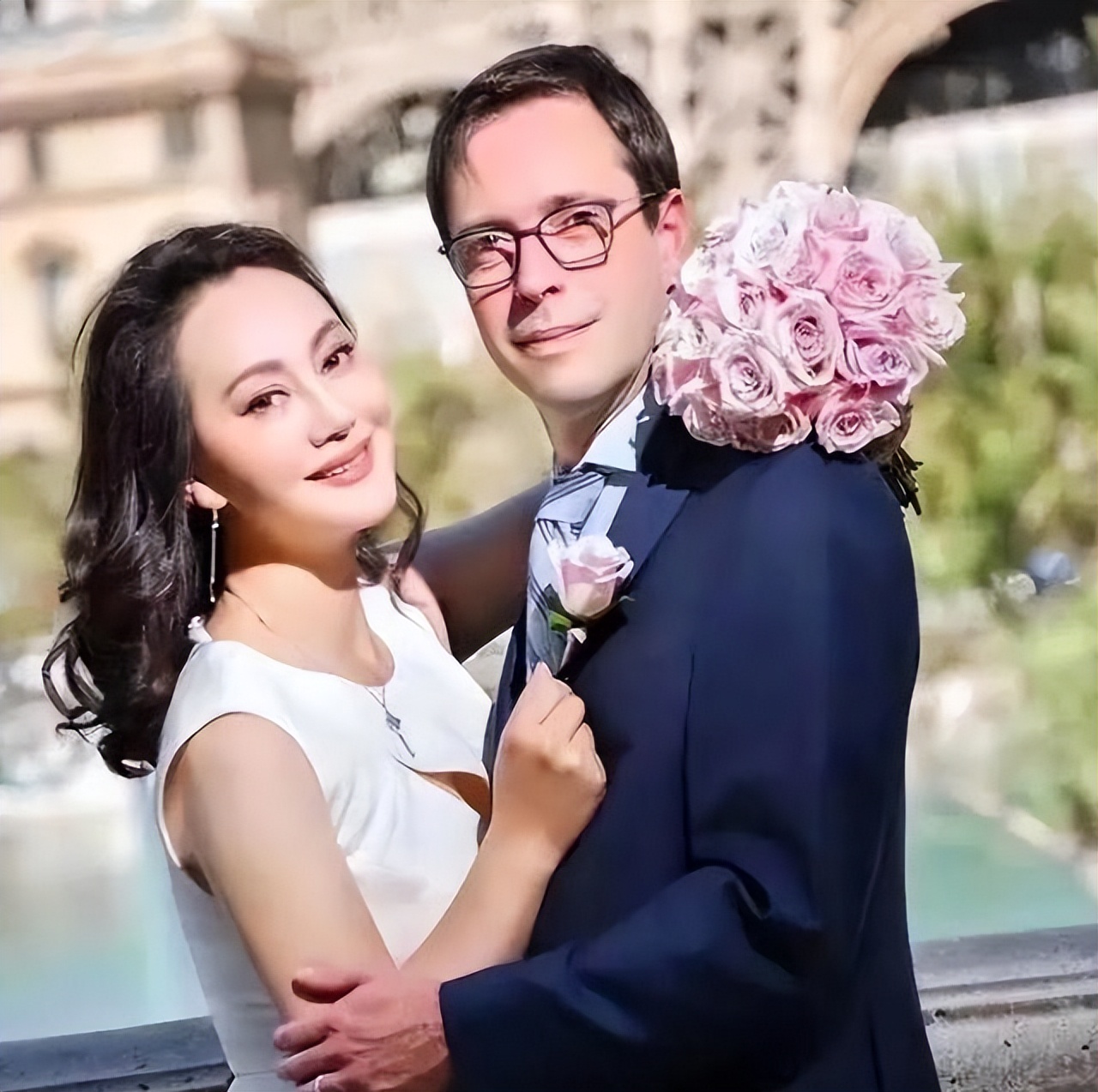 抛弃重病丈夫，甩掉著名导演，55岁再嫁比利时豪门的她现状怎样了