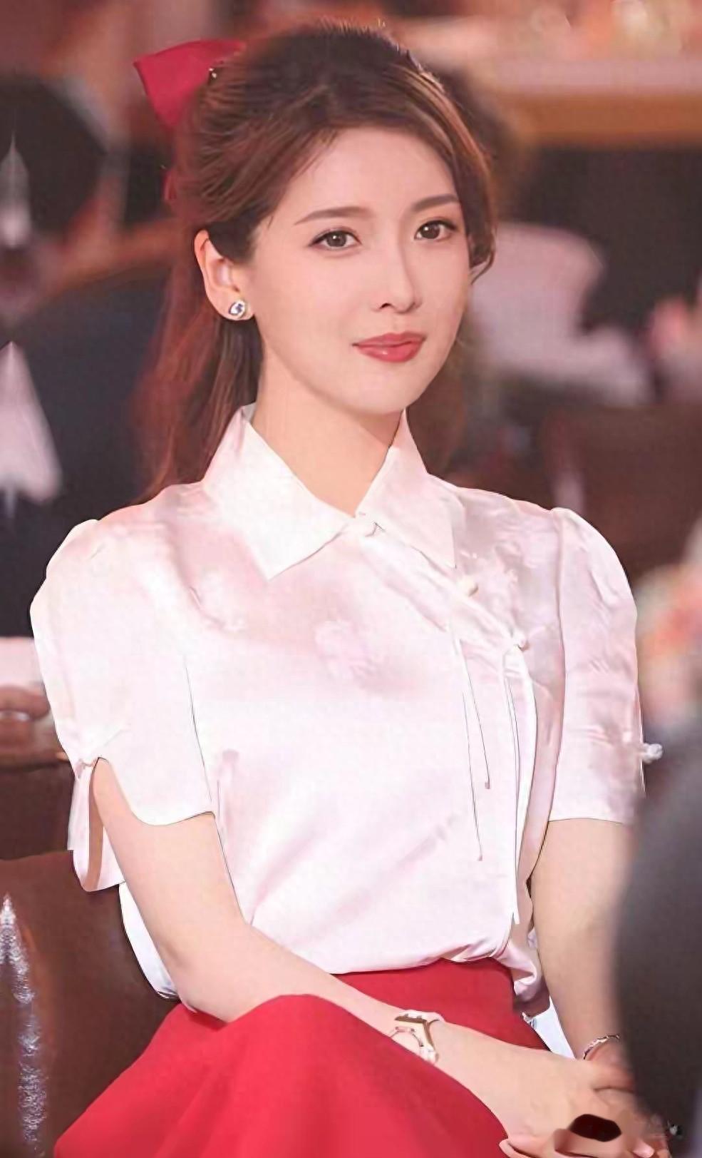 凤凰台最美才女主持人 朱梓橦 172cm的完美高挑的身材 女神级容貌