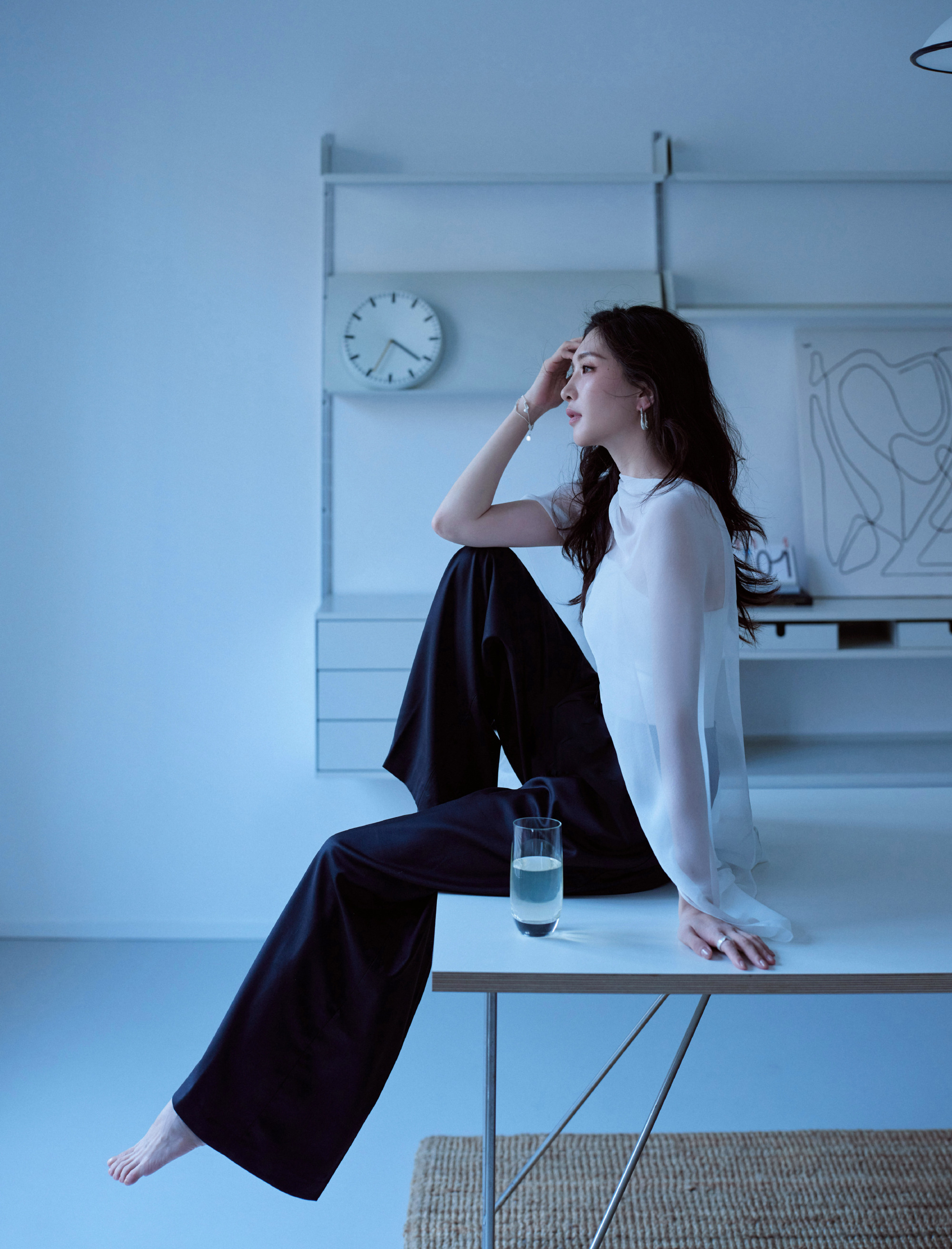 江疏影生日氛围感拉满！清冷穿搭神仙身材，这气质谁看了不迷糊