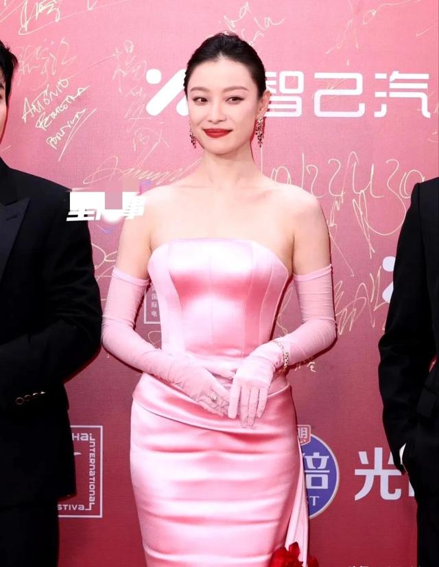 上海这一夜,被大方秀身材的刘亦菲惊艳,品牌高层都为她侧目