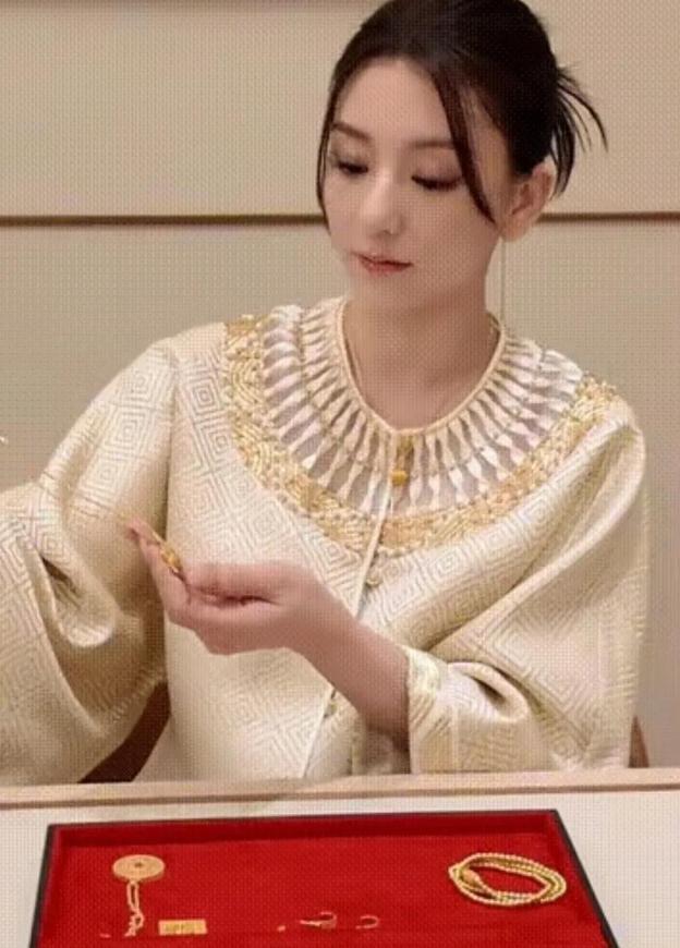 方媛新年第一天飞上海买金首饰！穿金色新中式好贵气，刷卡像买菜