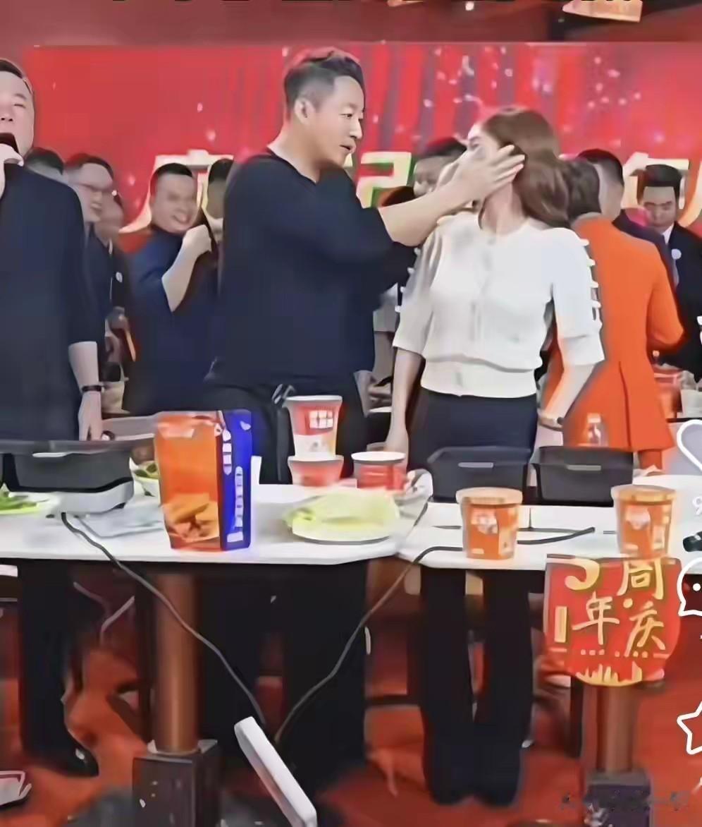 马筱梅掀睡衣透露真怀孕没长纹！肚脐眼很干净，胸围变大，气色好