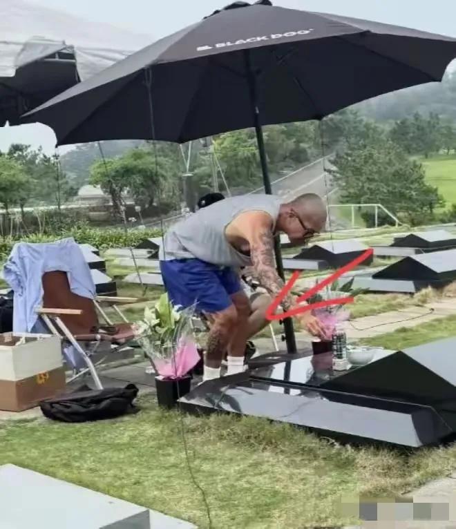 具俊晔顾头不顾尾，墓地“摆摊”凹人设，不小心曝光大S寒酸一面