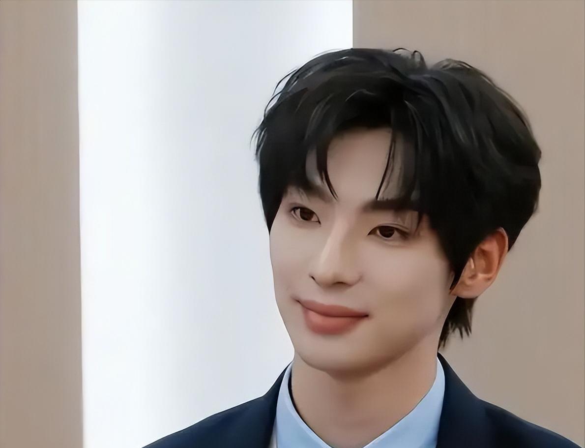 顶流男星被曝私生活混乱，靠和男性恋爱换资源，同组男星被牵连