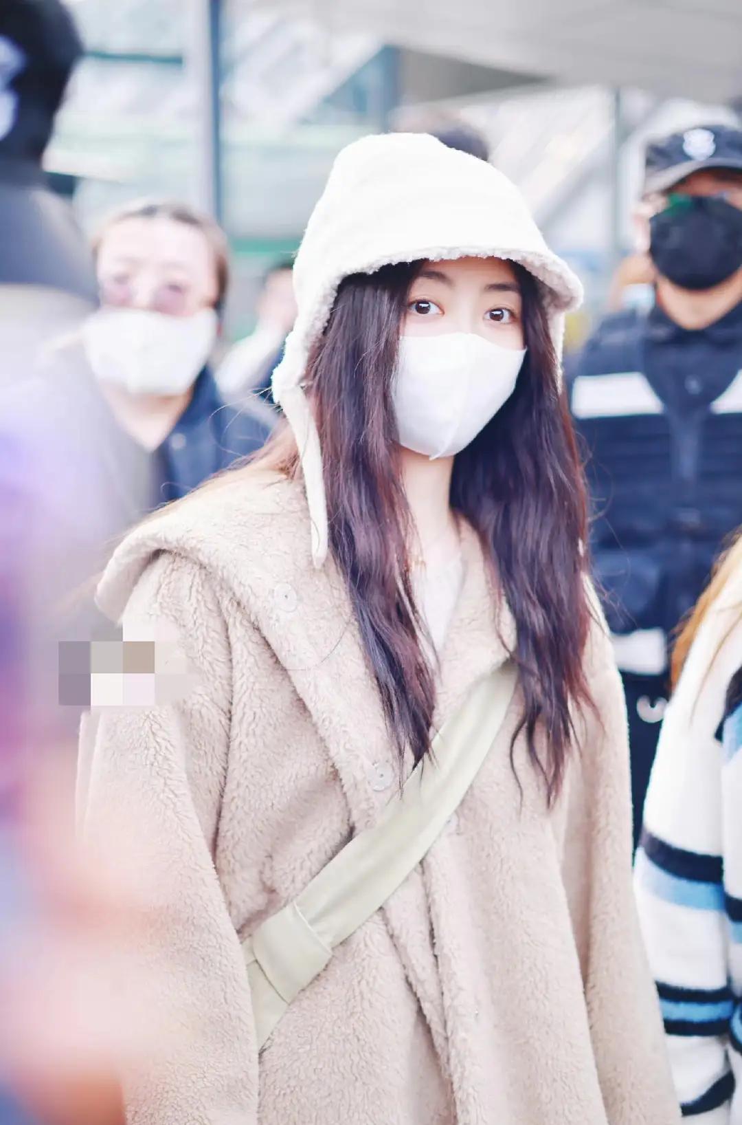 谭松韵穿泰迪大衣现身机场，毛绒帽造型软萌又可爱