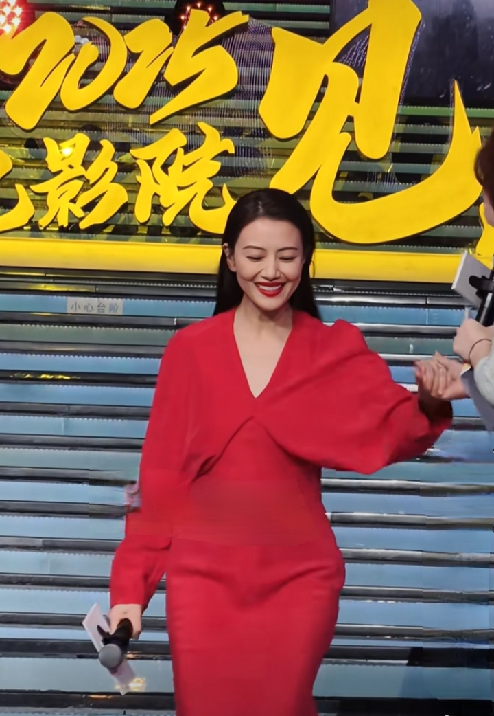 高圆圆一袭红裙亮相活动，45岁的气质优雅到骨子里，这状态绝了