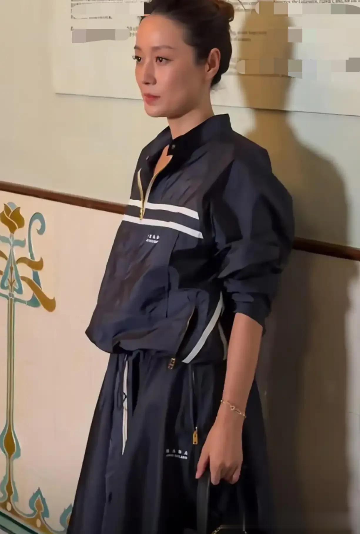 马伊琍换发型减龄10岁!穿运动夹克搭配同色系半身裙,美出新高度