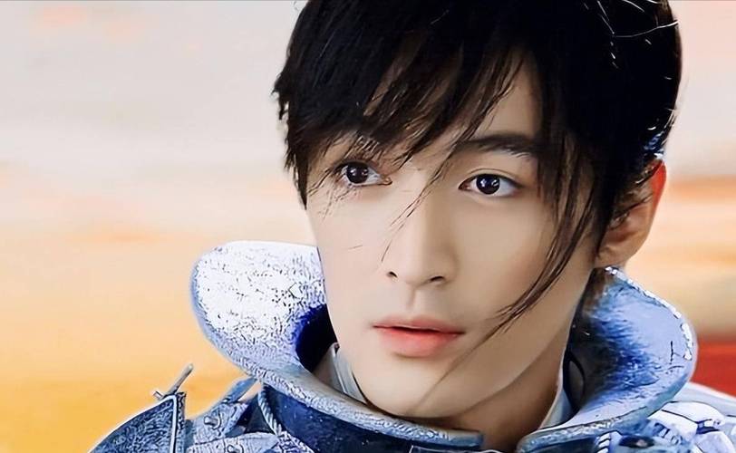 43岁胡歌与38岁刘诗诗罕见同框，一个含情脉脉，一个不敢直视对方