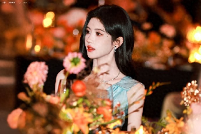 鞠婧祎全球首戴高定项链惊艳亮相！美貌暴击，优雅与萌态并存