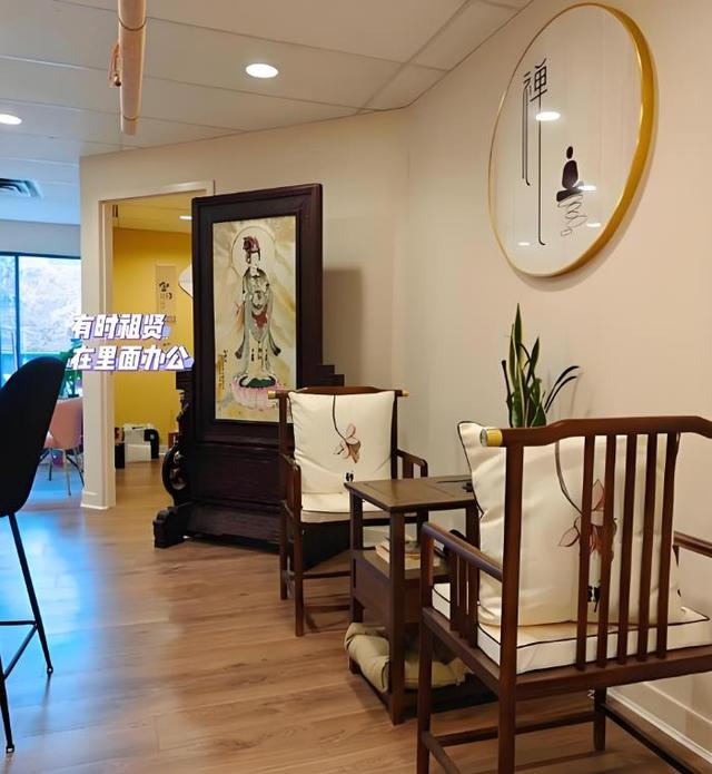 58岁王祖贤现身温哥华法会，帮忙打杂勤快利落，穿搭朴素不起眼