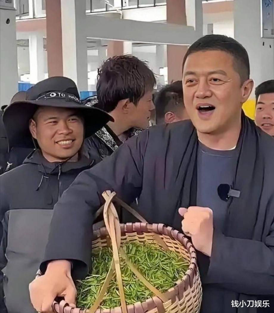 贫穷的网友都在给李亚鹏打钱，为何有钱的明星们却集体失声？