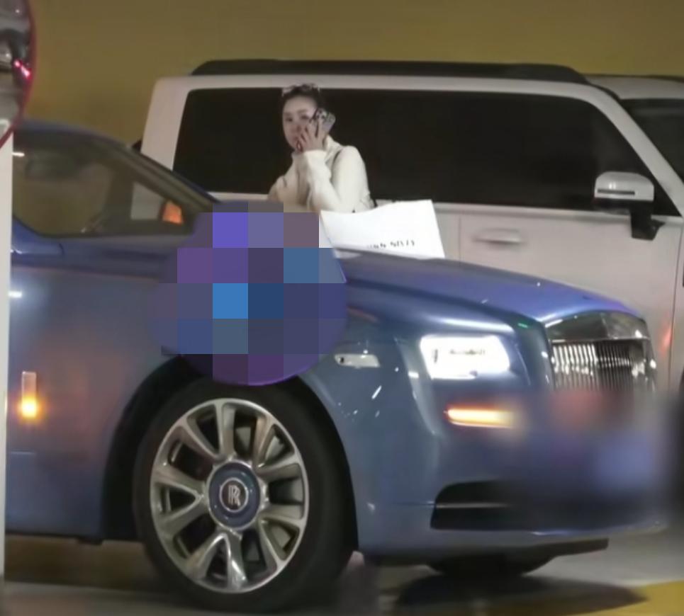 李小萌逛街晒自拍！左手戴钻戒右手戴宝石，大连富二代王雷不差钱