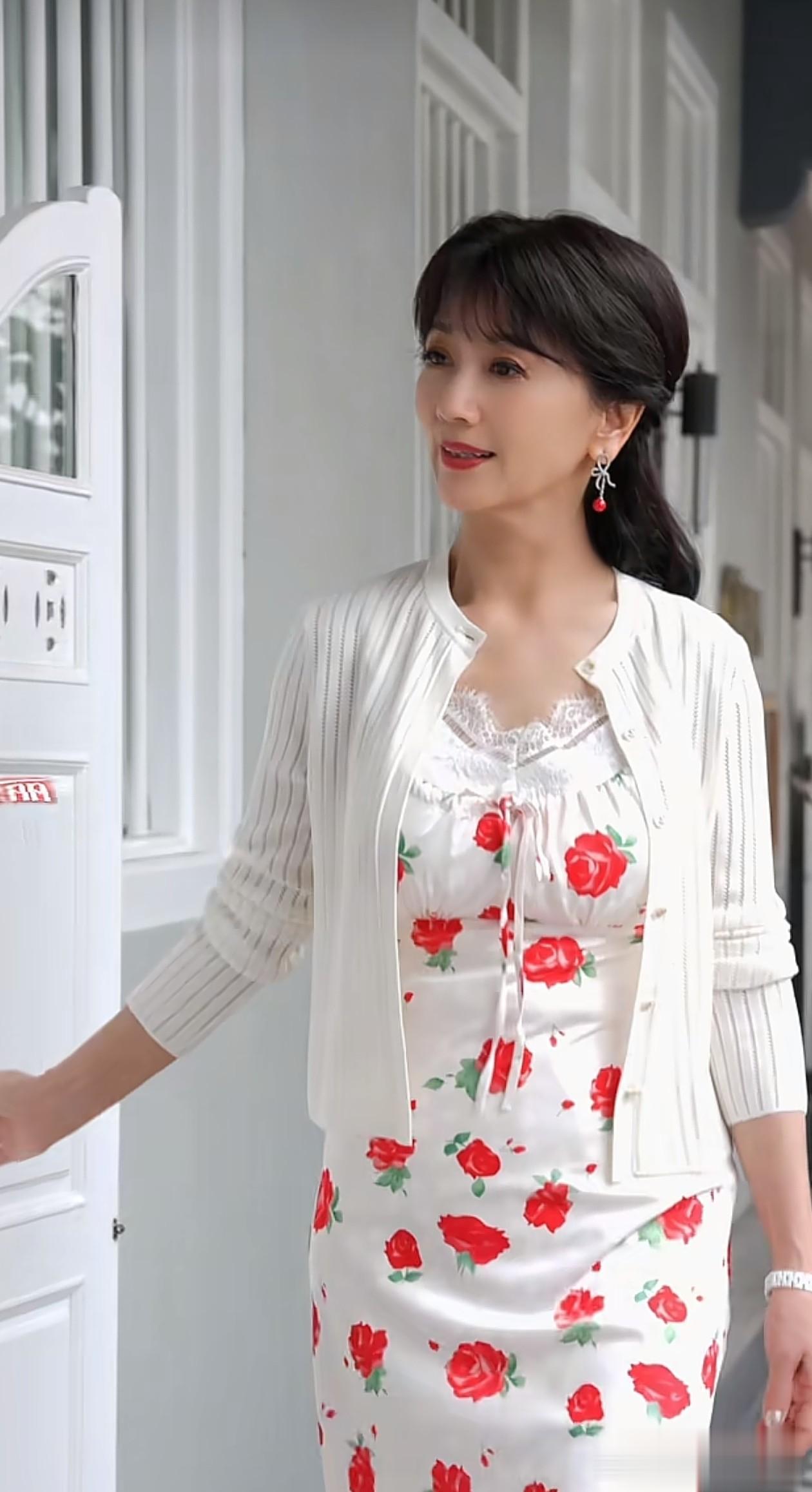 72岁赵雅芝最新穿搭：小开衫+印花裙，减龄又洋气，美得像50岁