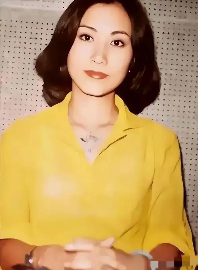 78岁路都走不稳还开演唱会捞金,全网恶评如潮,她却扬言回馈粉丝