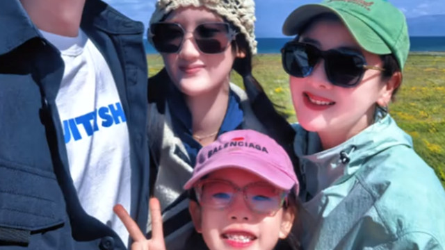 经超一家四口度假，小李琳与前夫生的女儿露面，像妈妈个高还漂亮