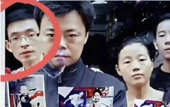 谢妈意外露脸！打扮休闲有气质，挽着谢爸的手，一家六口超有爱