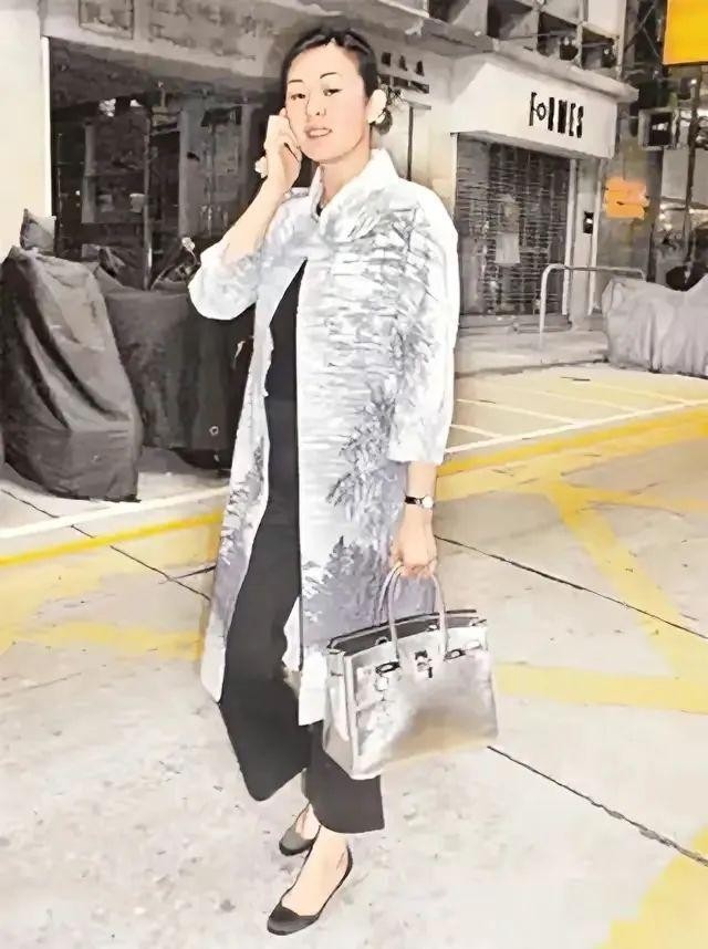 她相貌平平，却拿捏两位千亿富豪，为老头连生两子，现是豪门董事