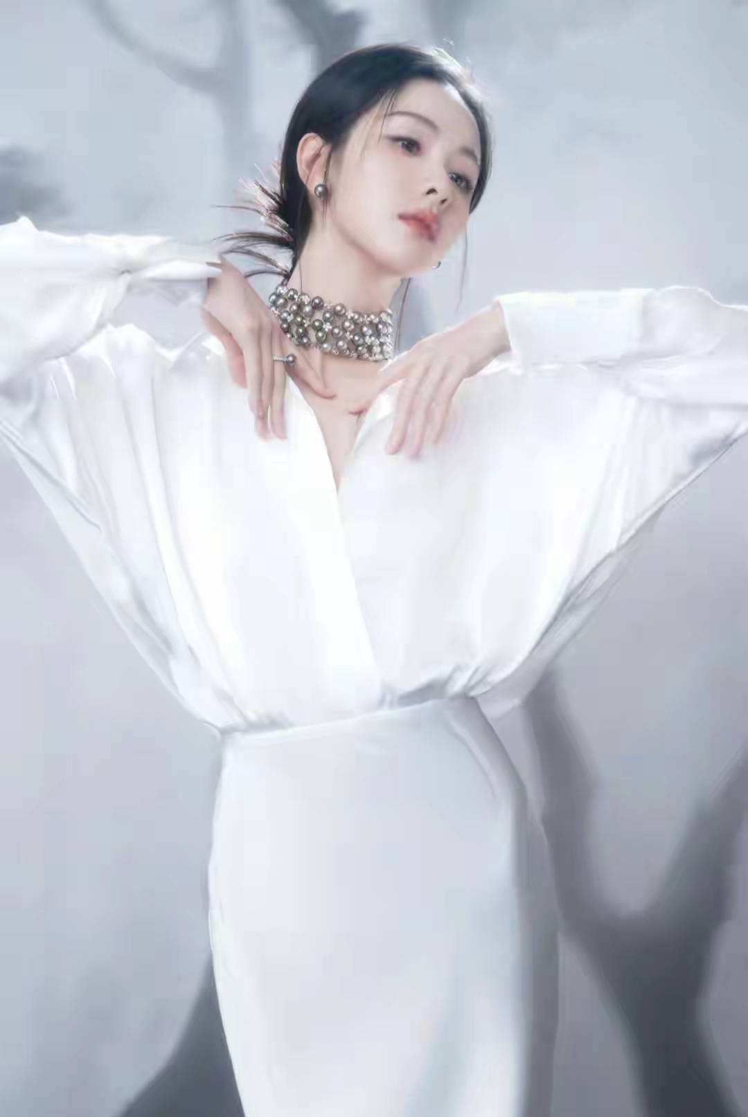 陈都灵国剧盛典穿白礼裙，低扎发配四层珍珠链，气质清冷颜值惊艳