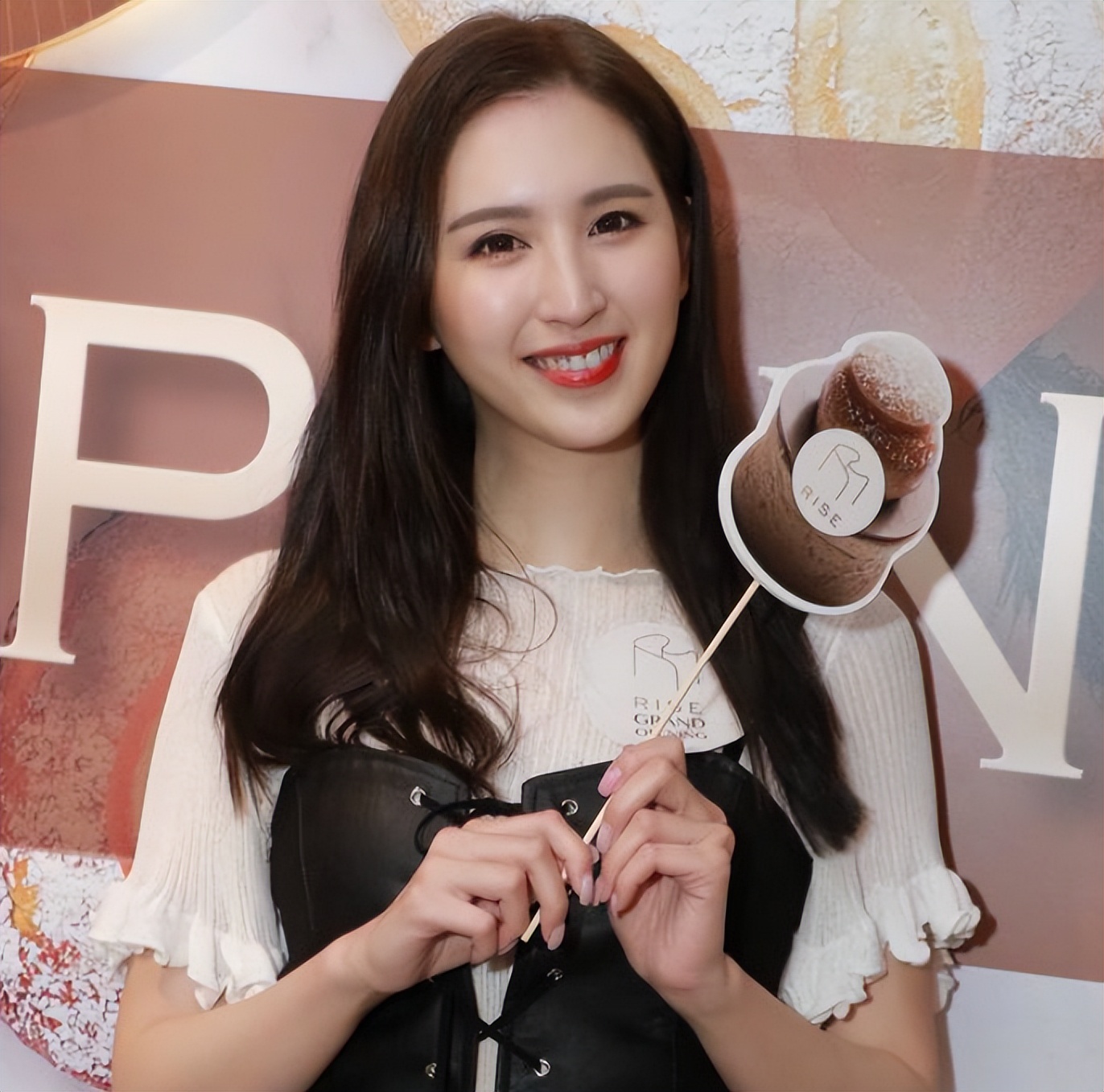 曾是体操女神,退役后与大51岁“干爹”谈恋爱,媒人竟是她父亲