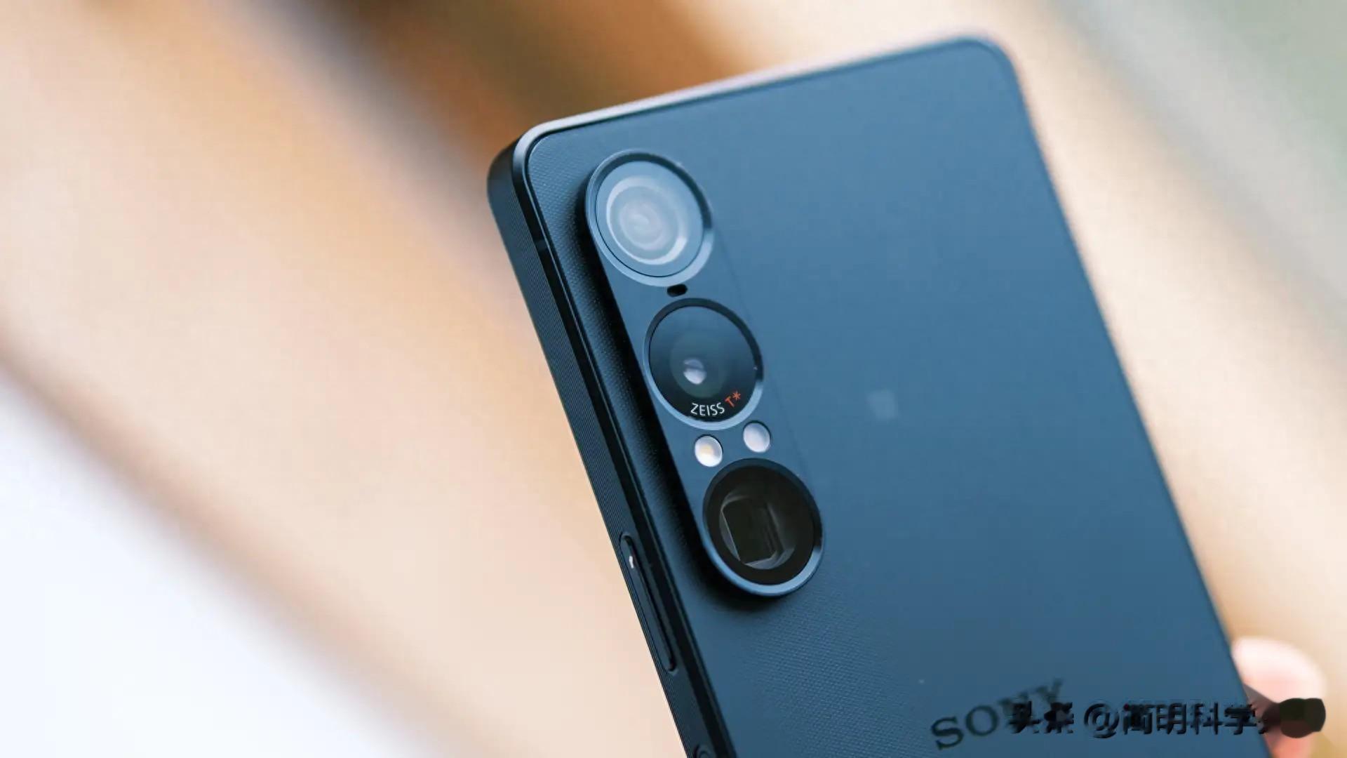 我試圖喜歡索尼手機，但它的過時定位讓人無法喜歡